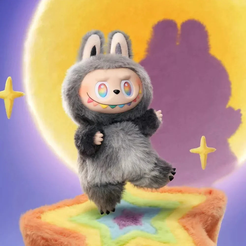 Muñeco sorpresa labubu en caja misteriosa.