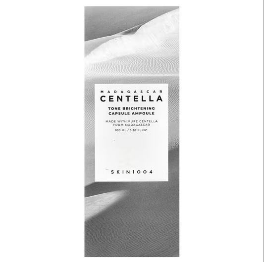 Ampolla iluminadora contiene extracto de Centella Asiática de Madagascar para calmar la piel y niacinamida para unificar el tono.