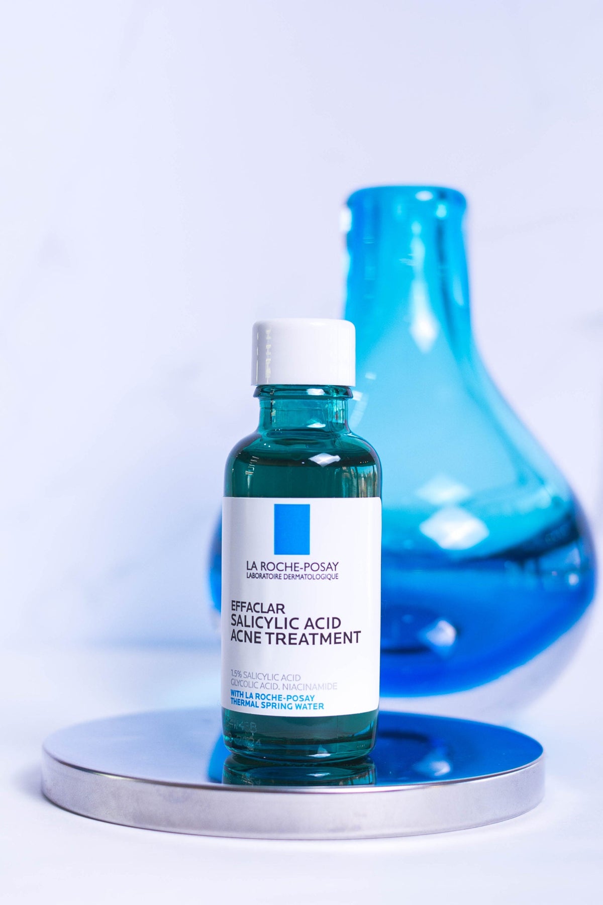 Sérum ligero diseñado específicamente para el tratamiento de pieles grasas con tendencia al acné.